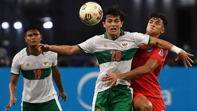 Laga Timnas Indonesia melawan Singapura berakhir imbang dengan skor 1-1. (AFP/ROSLAN RAHMAN)