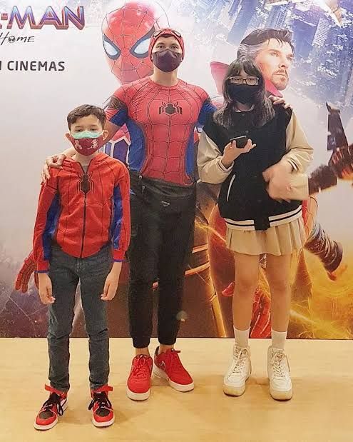 Anak Berkostum Spider Man Saat Menonton Di Bioskop | Sumber Brilio.net