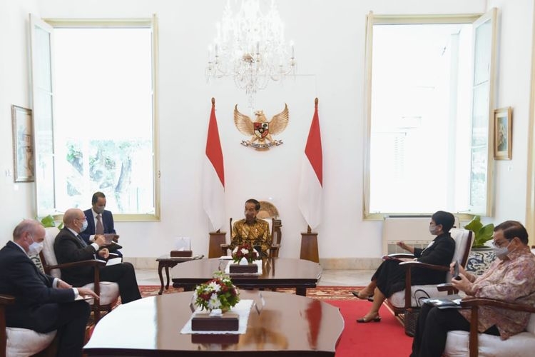 Presiden Joko Widodo menerima kunjungan kehormatan Menteri Urusan Eropa dan Luar Negeri (Menlu) Prancis, Jean-Yves Le Drian, di Istana Merdeka, Jakarta, Rabu (24/11/2021). Foto: Kompas.com/Fitria Chusna Farisa