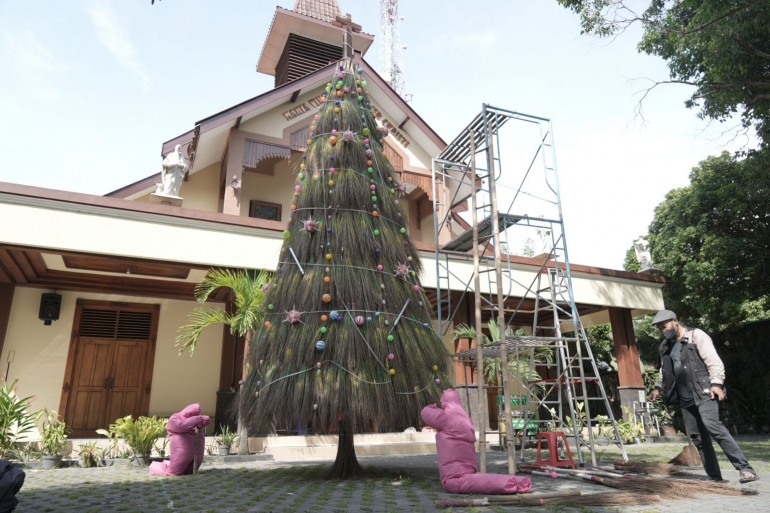 Pohon Natal dari 750 Sapu Lidi (Kabklaten.go.id)