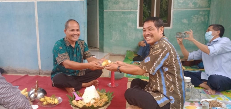 Pemotongan dan penyerahan tumpeng dari pemimpin perusahaan, Pdt. Suratman kepada Pemimpin Redaksi (Dok. Pri)