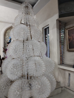 pohon natal dari aqua gelas 1,5 meter(belum dipasang lampu dan pita maskernya) Dokpri