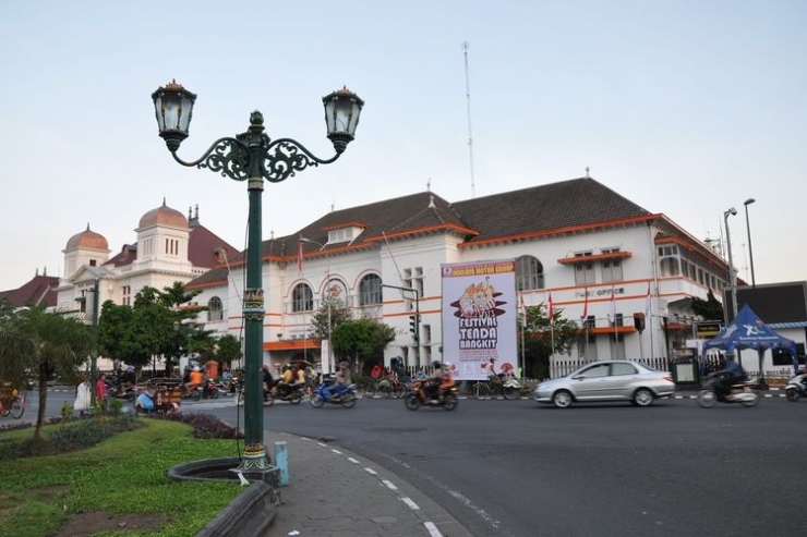 Kantor Pos Besar Yogyakarta yang berada di kawasan titik nol kilometer.(Sumber foto: kebudayaan.kemdikbud.go.id via kompas.com)