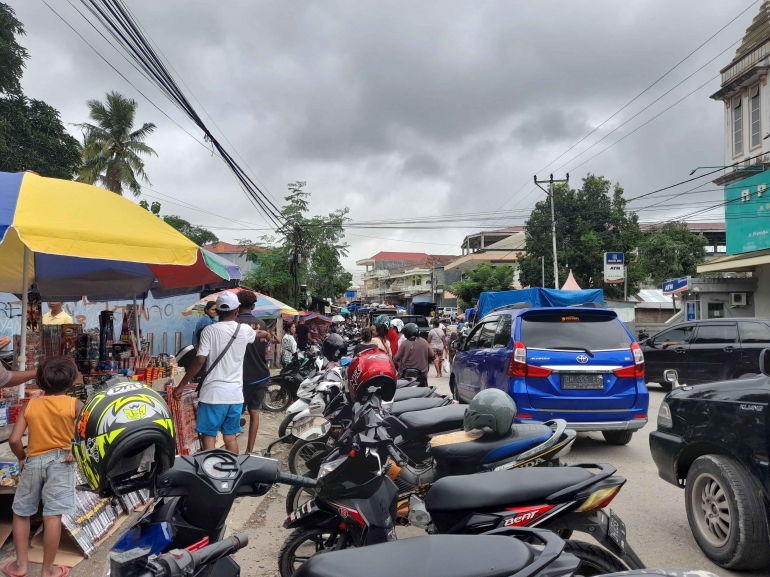 Keramaian di kota Atambua siang ini (Jumat,24/12/2021)/Dokpri