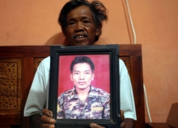 Sukarmin menunjukkan foto Riyanto, pahlawan Gereja di malam Natal, 24-12-2000 yang tak akan terlupakan.  Foto: Ishomuddin/mediaindonesia.com