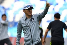 Shin Tae yong memberikan semangat kepada timnas Indonesia yang sedang latihan | (aset: bola.kompas.com)