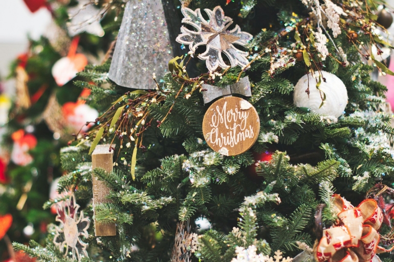 Foto close up pohon Natal oleh Kevin Bidwell dari Pexels