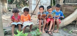 Anak-anak asyik membaca koleksi Taman Baca Inspirasiana Kompasiana (dok Roman/INA)