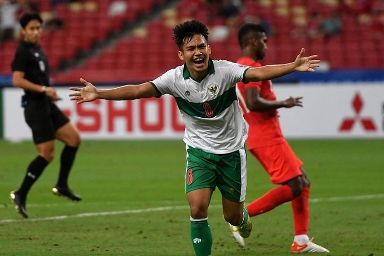 Witan Sulaeman mencetak gol pertama dalam laga Singapura vs Indonesia (AFP/ROSLAN RAHMAN) via Kompas.com