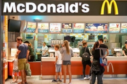Ilustrasi gerai McDonalds di Amerika Serikat. (Dok. Shutterstock/DisobeyArt) 
