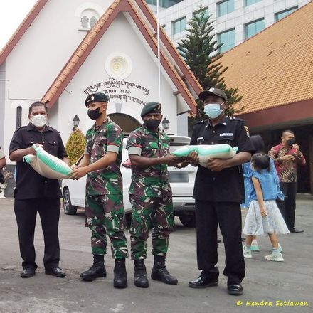 Tentara yang karena tugas dinas, dari luar pulau, dan selama 2 tahun tak bisa ikut beribadah ke gereja, kali ini turut pula berbagi sebagai ungkapan rasa syukur. Salah satunya memberi bantuan beras sekitar 2 kw, dan secara simbolis diberikan kepada satpam (foto: dok. pribadi)