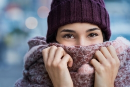 Ilustrasi pakaian hangat untuk hadapi suhu dingin. (sumber: Shutterstock via kompas.com)