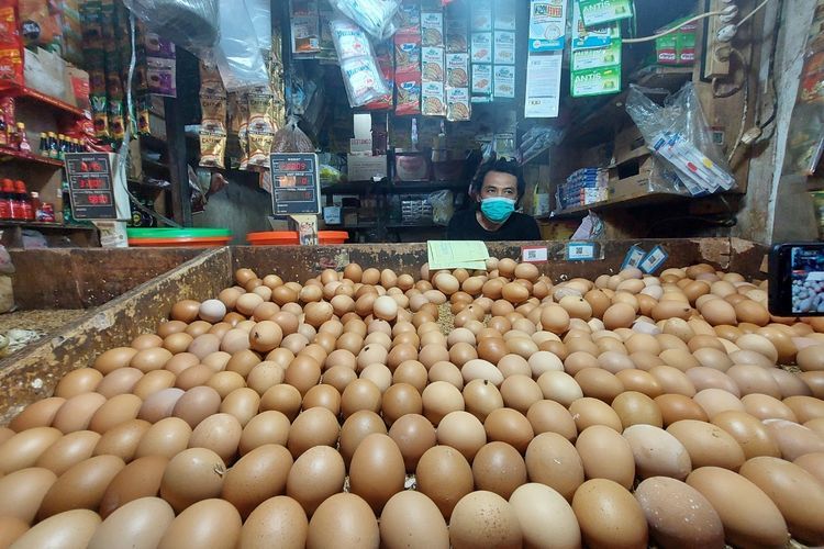 Salah seorang penjual telur ayam di Pasar Anyar, Kota Tangerang. (KOMPAS.com/MUHAMMAD NAUFAL)