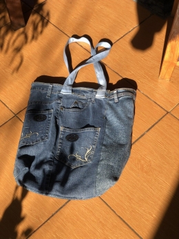 Tas hasil buatan Pak Hariyadin yang berbahan dasar jeans (Dok.pri)