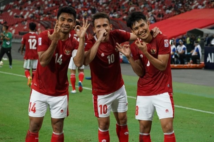 Asnawi Mangkualam, Egy Maulana Vikri, dan Witan Sulaeman berselebrasi saat Indonesia melawan Singapura pada laga leg kedua semifinal Piala AFF 2020. (PSSI via kompas.com)
