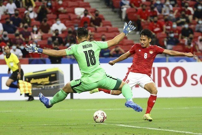 Pahlawan Singapura dalam laga Indonesia - Singapura semalam. (sumber: m.bola.net.com) 