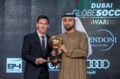 Foto Messi memenangkan GSA kategori pemain pria terbaik tahun 2015 di Dubai | (aset: sport.detik.com)