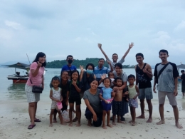 Rekreasi Keluarga besar di Pantai Mutun (Dokpri)