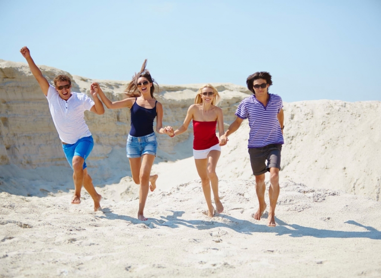 Tips agar liburan bersama anak remaja menyenangkan| Foto: Freepik/pressfoto—