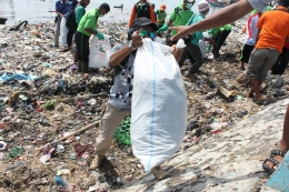 Kegiatan kerelawanan membersihkan sampah biasanya menjadi awal bagi seseorang menjadi pemerhati dan pegiat persampahan. (Dokumentasi pribadi)