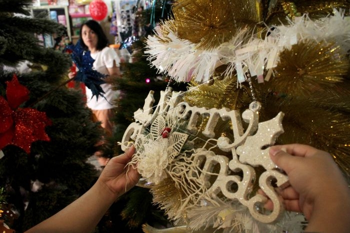 Ilustrasi menghias pohon natal. Foto: Antarafoto/Arnas Padda