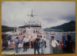 Setelah diskusi dengan kapten kapal, akhirnya relawan RKP dapat diturunkan di Meulaboh. (Dok F. Tanjung)