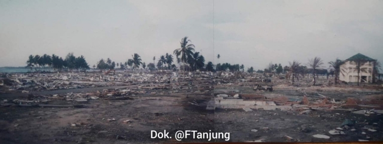 Lokasi Makorem 012 Ujung Karang, Meulaboh yang rata tanah akibat gempa dan tsunami (26/12/2004). Hanya meninggalkan satu gedung yang masih kokoh.