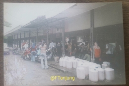 Suasana kesibukan di posko Mapala Unand Kampus Fekon, Jati Padang. Terlihat beberapa derigen berisi bbm dan air bersih. (Dok F. Tanjung)