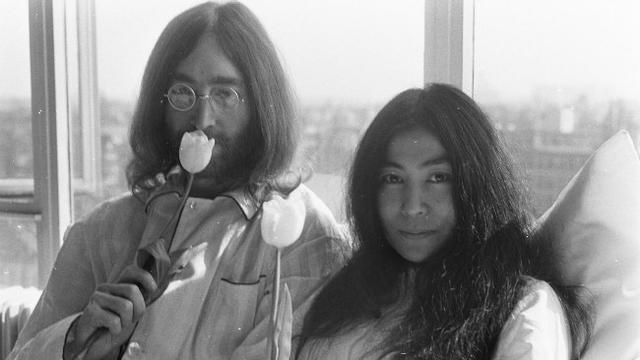 John Lennon dan Yoko Ono di Amsterdam pada 1969. (Wikimedia Commons) 