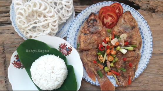 Ikan Nila Kuah Santan Pedas Mantap siap disajikan untuk keluarga. | Foto: Wahyu Sapta.