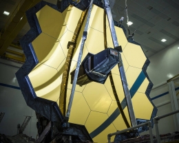 Cermin berlapis emas merupakan keistimewaan James Webb. Photo: NASA 