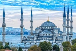 Gambar 3 bersumber dari : Blue Mosque: The Jewel of Istanbul - IslamiCity