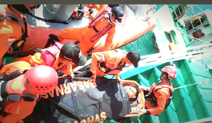 Korban Sengatan Ubur-ubur Digotong ke atas kapal KN SAR (Doc Rachmad Yuliadi Nasir/ Istimewa)