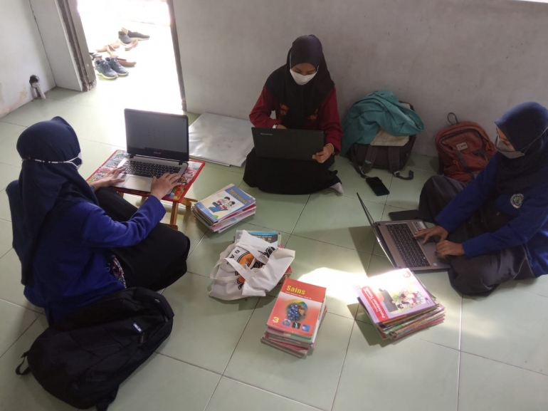 Pemberian label sesuai jenis buku pada setiap loker rak buku perpustakaan/dokpri