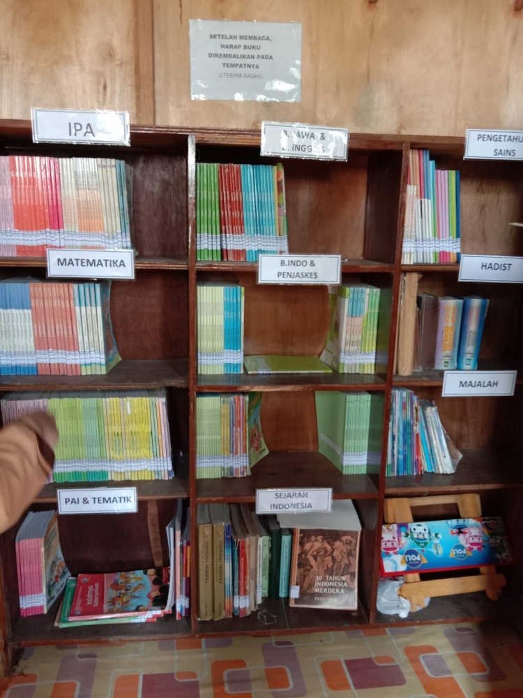 Pemberian label sesuai jenis buku pada setiap loker rak buku perpustakaan/dokpri