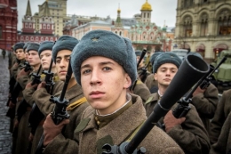 Tentara merah Rusia bersiap di lapangan merah Moskwa (Mladen Antonov/AFP via Kompas) 
