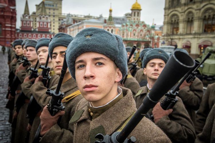 Tentara merah Rusia bersiap di lapangan merah Moskwa (Mladen Antonov/AFP via Kompas) 