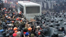Demonstran bentrok dengan polisi di Kiev,Ukraina, pada 20 Februari 2014 (Foto:AFP)
