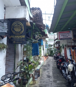 Lorong pas kenderaan roda dua di Kampung Putih, Malang. Foto : Parlin Pakpahan.