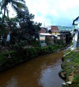 Kampung Putih (kn) dipisahkan Sungai Brantas dengan tetangga sesama RW 06 yi RT 05, 06 dan 07 (kr). Foto : Parlin Pakpahan