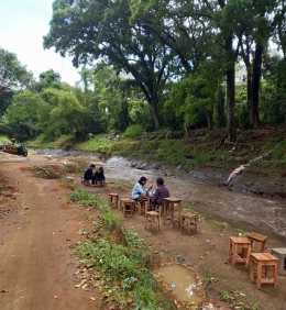 Belakang Pasar Bunga, dekat Splendid-Inn, Malang. Jembatan Kahuripan adalah tapal batasnya dengan Kampung Putih. Foto : Parlin Pakpahan.