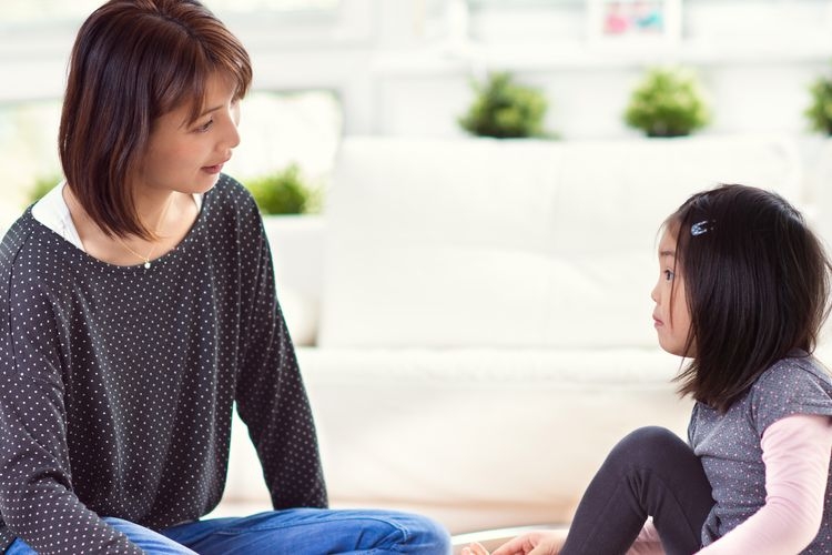 Ilustrasi komunikasi antara orangtua dan anak | Sumber: Shutterstock