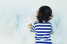 Ilustrasi anak mencoret-coret dinding rumah. Sumber: Shutterstock/KayaMe