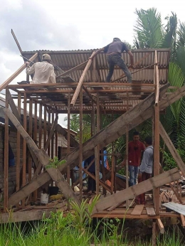Para relawan bergotong royong membangun rumah Kakek Husein. (Foto : FB grup Poros Kebijakan Indragiri Hilir)