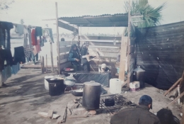 Dapur sederhana relawan RKP di pinggir pantai. (Foto: Firdaus Tanjung)