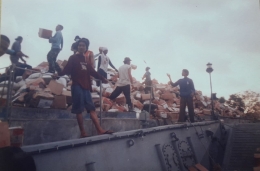 Membongkar muatan logistik dari kapal kecil milik TNI-AL. (Foto: Firdaus Tanjung)