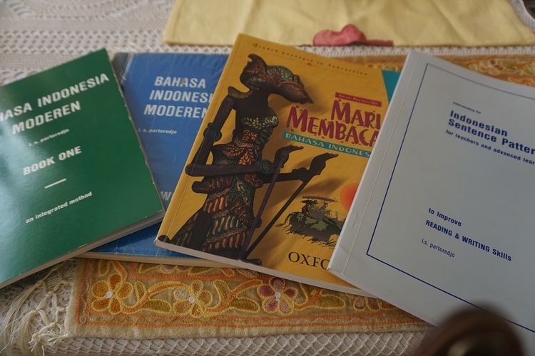 Buku-buku pelajaran Bahasa Indonesia yang ditulis Iman Partoredjo (Kompas.com/Krisiandi)