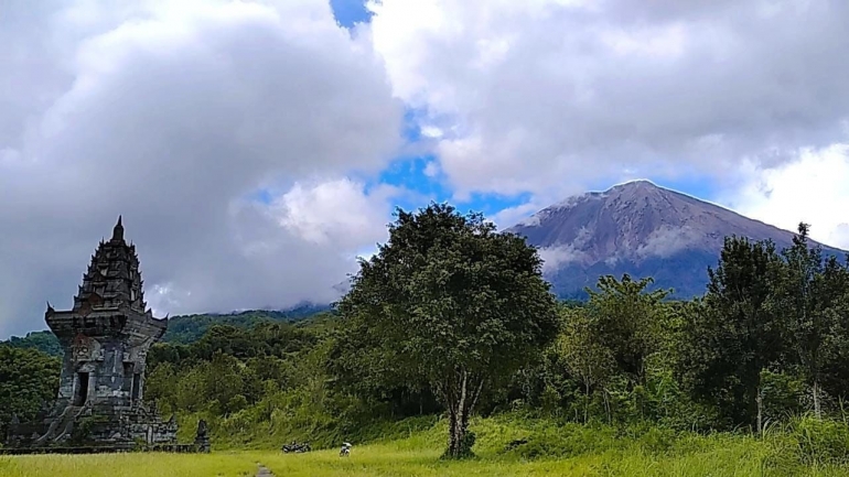 (gambar pemandangan Candi Jawar Samudro dengan Gunung Semeru di belakangnya)/dokpri