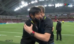 Pelatih Indonesia Shin Tae-yong dan pelatih Thailand Alexandre Polking saling memberi peluk sportif (Youtube AFF Cup 2020)