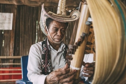 Alat musik sasando dimainkan oleh Jeremiah August Pah seniman musik di Rote, Nusa Tenggara Timur(WIKI COMMON/ Fakhri Anindita) via Kompas.com